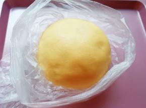 揉成光滑的面团，装进保鲜袋静置15分钟左右(夏天需要放进冰箱冷藏)。