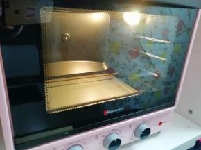 烤箱上下管150度预热。