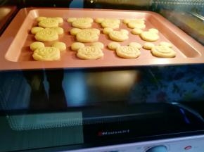 送入预热好的烤箱，上下管150度烤10分钟左右，饼干上色即可。