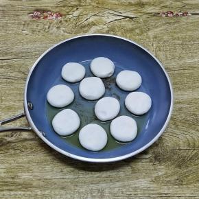 锅烧热倒少许的油润锅，下做好的糯米饼子