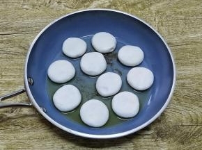锅烧热倒少许的油润锅，下做好的糯米饼子