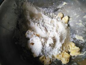 将黄油切丁，加入低筋粉、杏仁粉和糖粉和水