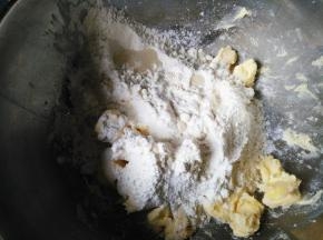 将黄油切丁，加入低筋粉、杏仁粉和糖粉和水