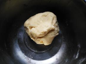 揉成団，装保鲜袋放冰箱冷冻20分钟