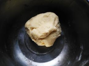 揉成団，装保鲜袋放冰箱冷冻20分钟