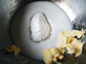 牛奶加黄油和糖粉隔水加热