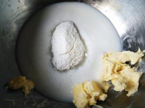 牛奶加黄油和糖粉隔水加热