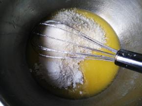 加入低筋粉、杏仁粉和椰蓉，搅拌均匀