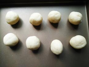 将挞皮取出，平均分成8份，搓圆