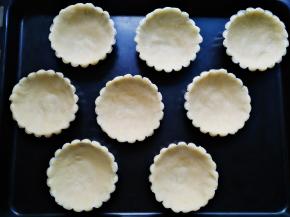 放入预热好的烤箱中层上下火180度烘烤8分钟