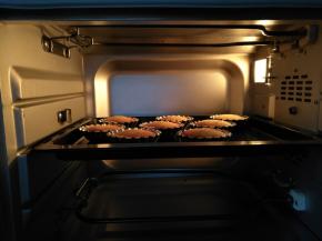 放入预热好的烤箱中层上下火180度烘烤25分钟