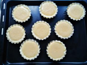 从烤箱中取出挞皮，倒入挞液