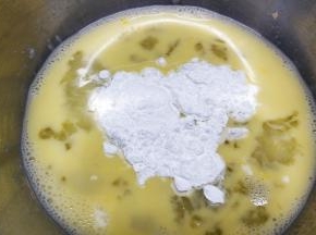 鸡蛋打散，加入淀粉搅拌均匀