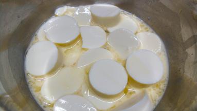 玉子豆腐切同等厚片，放入蛋液里。