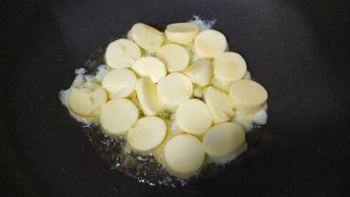 不粘锅热油，放入粘满蛋液的玉子豆腐片