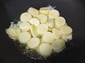不粘锅热油，放入粘满蛋液的玉子豆腐片