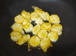 一面煎至金黄后翻面煎透另一面。