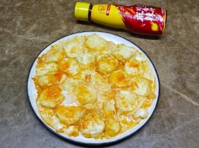 从锅边慢慢移倒入碟子里