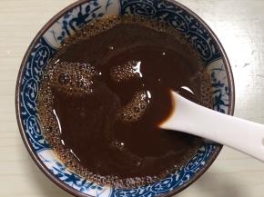 准备糖醋酱汁：1勺老抽、1勺生抽、2勺香醋、0.5g盐、1汤匙白糖、1汤匙生粉、半碗水搅拌均匀