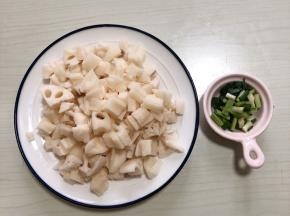 藕去皮切小丁
