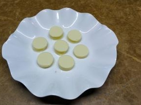 玉子豆腐切同等厚片，放入碟子里码好