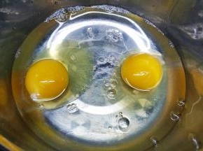 鸡蛋加入1蛋壳水打均匀