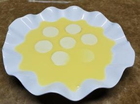 将打发好的蛋液过筛到碟子里