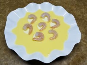 放上虾仁在玉子豆腐面