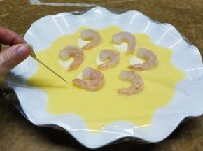 盖上保鲜膜，用牙签戳小洞