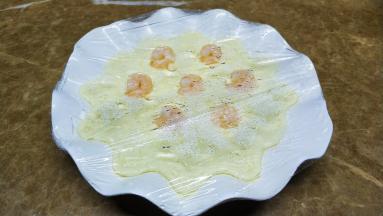 蒸好拿出，去掉保鲜膜，淋入酱油