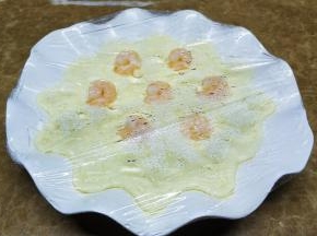 蒸好拿出，去掉保鲜膜，淋入酱油