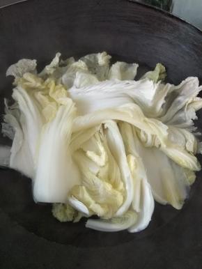 白菜洗干净，锅中烧开水放入白菜，烫1分钟左右，看白菜的大小决定，烫软一下就可以了