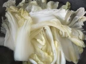 白菜洗干净，锅中烧开水放入白菜，烫1分钟左右，看白菜的大小决定，烫软一下就可以了