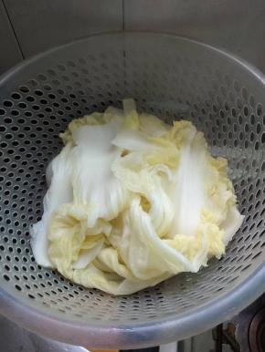 烫好的白菜捞出篮子过一遍冷水
