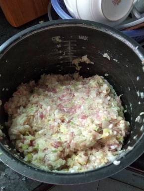 放入盐和花生油，搅拌均匀