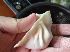 右边往中间折