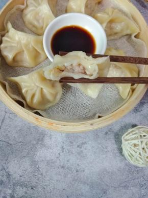 刚出锅的饺子汁水很多，小心烫哦