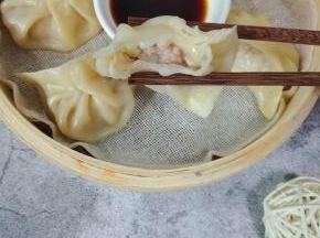 刚出锅的饺子汁水很多，小心烫哦