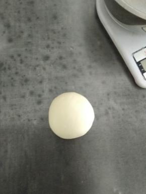 揉成光滑的面团，要很光滑才行哦，分出3个35克的面团，剩下的面团分成三份，分别加入红曲粉，紫薯粉，竹炭粉，揉光滑