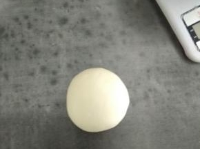 揉成光滑的面团，要很光滑才行哦，分出3个35克的面团，剩下的面团分成三份，分别加入红曲粉，紫薯粉，竹炭粉，揉光滑