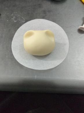 用拇指和食指在顶部捏出一个角，做耳朵