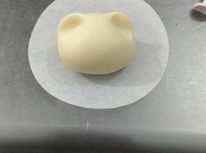 用拇指和食指在顶部捏出一个角，做耳朵