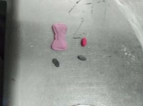 用模具压出紫色的蝴蝶结，椭圆形模具压出两个黑色的眼睛和红色的鼻子