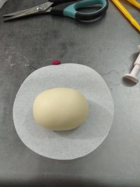 红豆馅分成3个15克，包入白面团中，滚圆，再揉成椭圆形