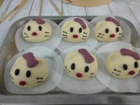 按照图上贴上眼睛鼻子和蝴蝶结，用黑色色素笔画出胡须，放在30度左右的地方发酵大概40分钟，面包稍微变大，轻按下去慢慢回弹，就表示发酵好了，上锅蒸15分钟