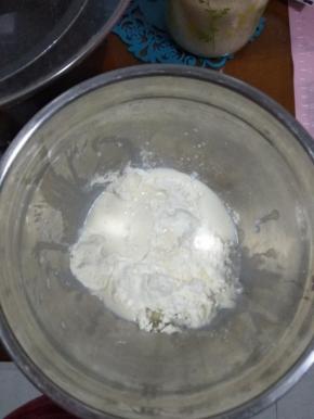 主料的材料全部放进盆里