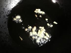 热锅凉油放入姜末煎出香味