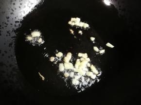 热锅凉油放入姜末煎出香味