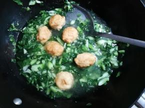 放入适量热水烧开