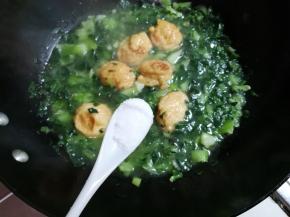 放入一小勺盐继续烧半分钟